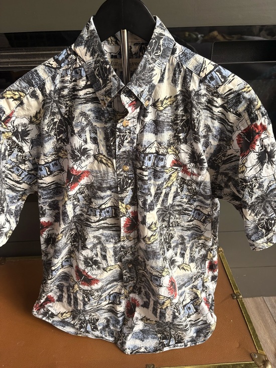 Munsingwear Other - Casual Floral Print Button-Down Shirt - Black/White with Red Accents